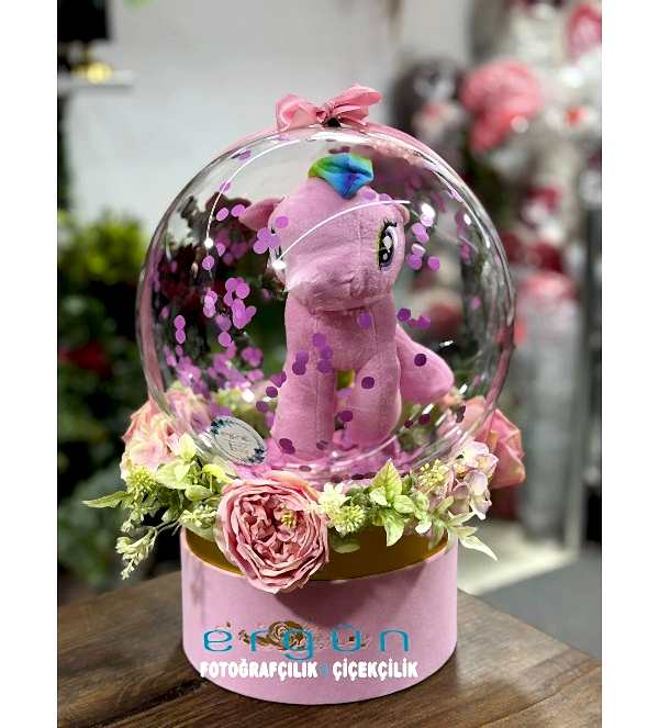 kutu içinde çiçek ve balon içinde unıcorn oyuncak